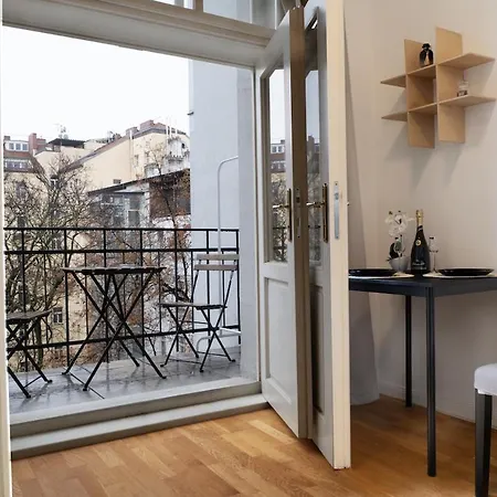 Blue Courtyard Retreat Quiet View Apartman