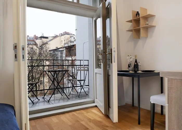 Blue Courtyard Retreat Quiet View Apartman