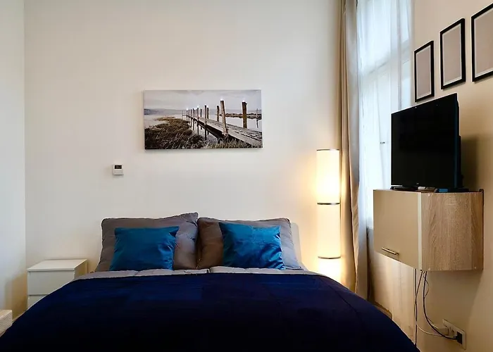 Blue Courtyard Retreat Quiet View Apartman *