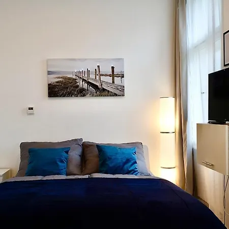 Blue Courtyard Retreat Quiet View Apartment *