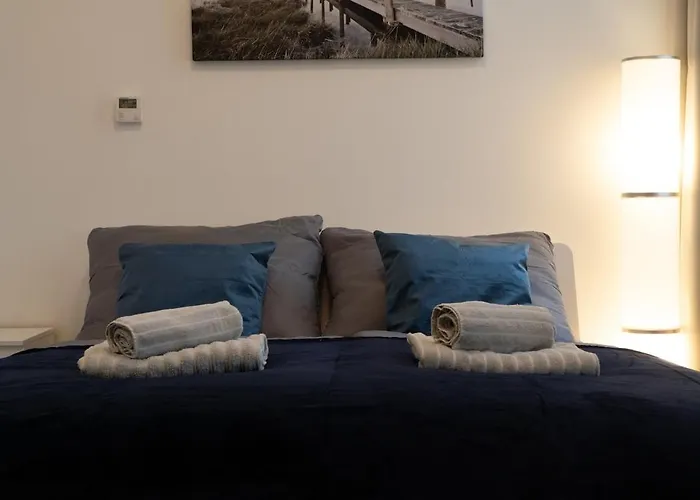 Blue Courtyard Retreat Quiet View Apartamento